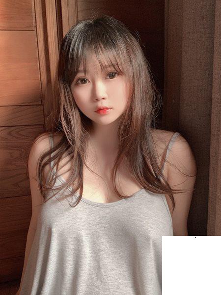 [Cosplay] 蜜桃少女是依醬呀 – 光 (34P)